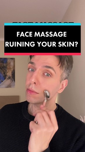 Facial Massage Is NOT What You Think ❌ Giving your face a powerful massage might feel like it’s going to reduce wrinkles and bring life back to your face, but you should be very careful. Any stretching to the skin can destroy elastin and collagen support fibers in your skin causing it to prematurely sag and lose elasticity! 😨 Think about it: you are using your retinoid, your vitamin C and your sunscreen to PROTECT and boost your collagen and elastin….. Why would you manually do something to deg