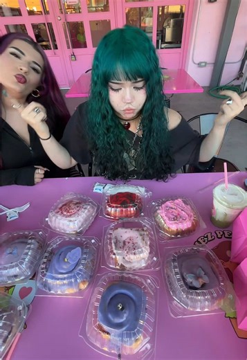 @Chezpeachy cinnamon rolls review🧁💖 (thank you so much Christa for the sweet treats & making me and my girls so happy!!!) #fypシ #fyp