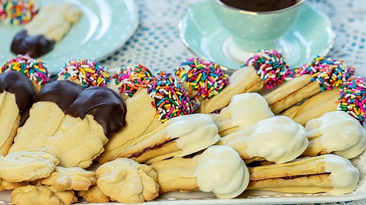 Italian Butter Cookies (Bakery-Style) for the Holidays These Italian Butter cookies taste so much better than the store-bought variety. So buttery and delicious. They’re perfect for the Holiday cookie table and for gift giving. The best gifts are made with love. Follow this easy recipe and make a few batches this weekend! Printable Recipe: https://www.dimitrasdishes.com/italian-butter-cookies-bakery-style-for-the-holidays/ | Dimitra's Dishes