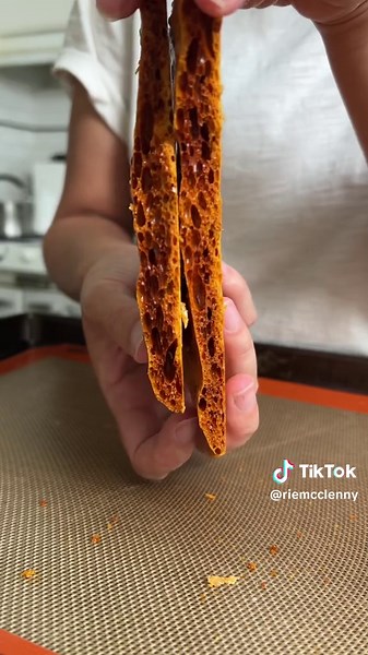 Honeycomb ice cream! One of the first dessert I learned from my pastry sensei Jun when we were working together at Rustic Canyon. This recipe is from Jun’s longtime boyfriend’s mom’s recipe. Super easy, try this before summer ends ☀️ Honey Comb 5 tablespoons sugar 2 tablespoon honey 1 teaspoon bs Ice Cream 600ml heavy cream 1 can (14oz) condensed milk 1 tablespoon vodka #honeycomb #icecream #homemade #cooking #easyrecipe