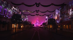 Bonne année 2025 ! Nous vous souhaitons une année pleine de contes Disney et de magie. Et n'oubliez pas, découvrez à partir du 10 Janvier le nouveau spectacle nocturne : Disney Tales of Magic* *Disney et la Magie des Contes. | Disneyland Paris
