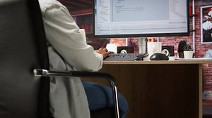 Programador usando tipos de fones de: vídeo stock (100% livre de direitos) 3703903031 | Shutterstock