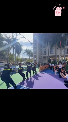 🔥🚒 “Chiến sĩ nhí” nhập vai lính cứu hỏa - Một buổi sáng trải nghiệm không thể quên tại Đồng Nai 👮‍♂️Sáng 26/12/2025, Phòng Cảnh sát PCCC&CNCH, Công an tỉnh Đồng Nai đã tổ chức buổi trải nghiệm kỹ năng phòng cháy, chữa cháy và cứu nạn, cứu hộ cho thầy cô cùng hơn 100 em học sinh Trường Mầm non Bé Ngoan, phường Trảng Dài, tỉnh Đồng Nai. Một buổi sáng không bảng đen, không phấn trắng, mà là hành trình học kỹ năng sống bằng trải nghiệm thật. 🚒Chương trình được gói gọn trong 3 chữ: Mắt thấy - Tai