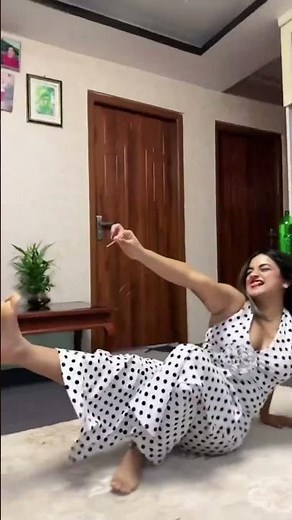 Chikri Chikri Song Hindi Ft. Dikshya Karki | Chikri Chikri Nepali Song | Nepali Girl Dance Video