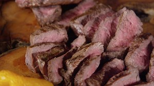Tagliata di scamone di manzo con salsa all’aceto balsamico e steak salad - RSI