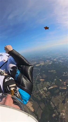 “It's always a good time when the @momentum_flight crew gets together! @freefallfish and I got to zoom through a high performance flock of friends. As you can tell from the copious wing-flapping, it was a heckin' good time.” Mike Brewer Felicia Sturgeon Momentum Flight 🎥: Orbit Media 🎥: Matt Leonard https://squirrel.ws/wingsuits/freak5 #SQRL #flysquirrel #freakseries #freak #freak5 #skydive #wingsuit | Squirrel