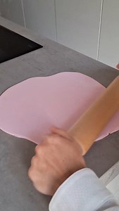 Love4sweetsandcake on Instagram: "How to Cover a Cake Drum with Fondant 🎀 1. Start by rolling out your fondant on a clean, flat surface with a rolling pin, aiming for a thickness of about 1/8 inch. 2. If needed dust the surface with a light coating of cornstarch or powdered sugar to prevent sticking. 3. Use a brush to apply water onto the cake drum. 4. Gently lift the rolled fondant and place it over the cake drum. 5. Smooth the fondant using a fondant smoother, working from the center outwards