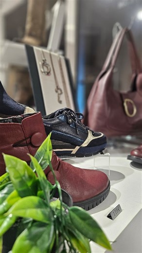🎥 "Une journée dans ma boutique Florence Chaussures à Mandelieu" Bonjour à tous 👋 Aujourd’hui, je vous emmène avec moi pour une journée type dans ma boutique ! ☕️ Le matin, c’est café et mise en place : je nettoie la boutique, je range les modèles, je check les mails… tout doit être parfait avant l’ouverture ! 🥿 Ensuite, place aux essayages et aux conseils ! J’adore aider mes clientes à trouver LA paire qui leur va comme un gant — ou plutôt, comme un soulier 😉 Ici, vous trouverez des chaussu