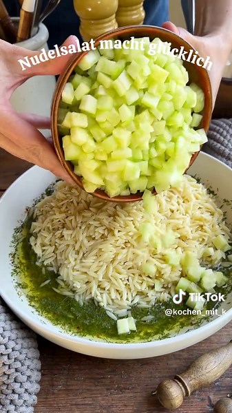 Nudelsalat mit Thunfisch und Feta für heiße Tage
