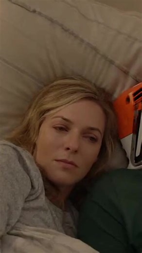 Stop calling it "sawing logs." 🪵 Call it what doctors call it: Airway Strangulation. When you snore, you aren't sleeping deep. You are fighting for air. Cortisol spikes. Blood pressure rises. Gray matter shrinks. You are aging twice as fast as a silent sleeper. Don't rely on drugs or machines yet. Fix the BIOMECHANICS first. Align the neck -> Open the airway -> Restore the oxygen. It’s simple physics. And it might just add those years back. | Somnite