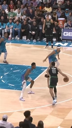 Learn to play off the catch 👀👇 Try using a cross step. 1. Step across the defender's frame 2. If they stay, keep going. 3. If they move, you can always use it as a jab as well. **THE BASKETBALL GOES DOWN AS YOU STEP** #HoopStudy #basketballtraining #ballislife #PointGod | DJ Sackmann Basketball