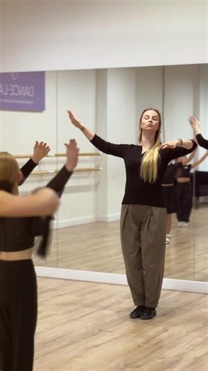 Светлана Александровна Афанасьева - педагог высочайшего уровня, лицензированный судья WDC, главный тренер клуба «Сокол», неоднократно воспитавшая мастеров спорта, призёров и чемпионов Blackpool и UK Open. Работали в камерном формате, с вниманием к деталям и тем самым нюансам, которые решают на паркете. Это был не просто семинар, а живая передача опыта, судейского взгляда и актуальных мировых тенденций. Благодарим за глубокую, точную и по-настоящему чемпионскую работу 🙌 #бальныетанцы#рек#fupシfor