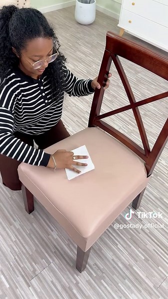 I stay for the waterproof feature. Life happens – coffee, juice, sauce – and this cover handles it all so easily. The best kind of practical. #gostady #fpy #slipcovers #chaircovers #chaircover #slipcover