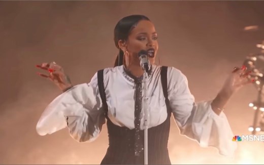 蕾哈娜Rihanna《Love On The Brain》Live 2016
