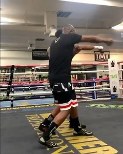 Intanto l'ex re inizia a porre le basi per un suo probabile successore: Floyd alle prese con suo figlio Koraun 😎👇 — www.boxe-mania.com | BOXE - MANIA