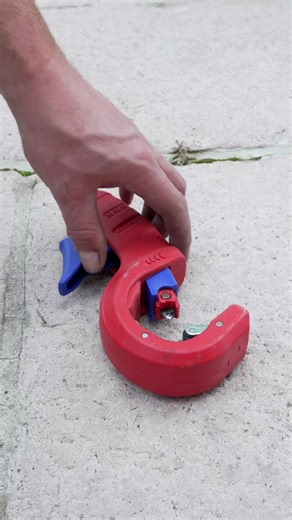 Sharp and uneven cut edges when cutting plastic pipes up to 50 mm? That’s a thing of the past! The KNIPEX DPT50 pipe cutter for thick-walled plastic pipes 90 23 02 BK is the perfect tool for sanitary and industrial applications. With it, you can quickly and cleanly cut thick-walled PVC and PP pipes with wall thicknesses of 2.5–3.5 mm. Pipes with diameters of 32, 40, or 50 mm are cut and chamfered in a single operation – without readjusting, deburring, or breaking brittle pipes. Thanks to smooth-