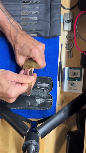 Lockpicking: How to Comb a lock