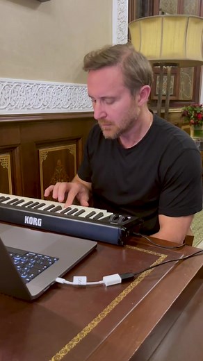 We‘ve all seen that trend around Wednesday’s dance with Lady Gaga song’s, here’s my own version 🤓 #electronicmusic #producer #InTheStudio #DayInTheLife @Jenna Ortega