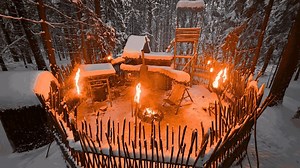 森林中带栅栏的庭院木屋，一场大雪过后堪比童话般梦幻