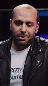 Legendary guitarist Slash shares his incredible first guitar experience! Hear the story of his uncle's dusty guitar, the one string that started it all, and how he began his legendary rock and roll journey. An unforgettable interview! #Slash #Guitar #Interview #Music #Rock #GuitarLegend #FirstGuitar #RockAndRoll #MusicInterview #GuitarLessons | The Vintage Guitar Community