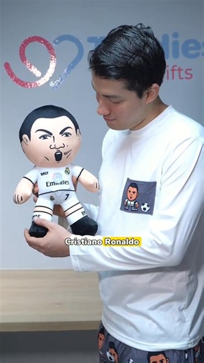 A veces solo necesita la box de CR7✨⚽ Si tu persona especial es fan de Cristiano Ronaldo, esta Box lo va a dejar gritando ¡Siiuuuu! Incluye pijama, peluche, llavero y una tarjeta dedicatoria que hará que se sienta como el GOAT de tu corazón. Sorpréndelo con el regalo que más desea. 👉 Encuéntrala en Teddies & Gifts #cr7 #cristianoronaldo #realmadird #boxcr7 #teddiesandgifts #regaloparapareja #regaloparahombres #regalosoriginalesperu cristiano ronaldo, regalo para fan de cristiano ronaldo, box cr