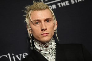 Machine Gun Kelly se electrocutó en el escenario, se le pararon los pelos y los memes encendieron Twitter