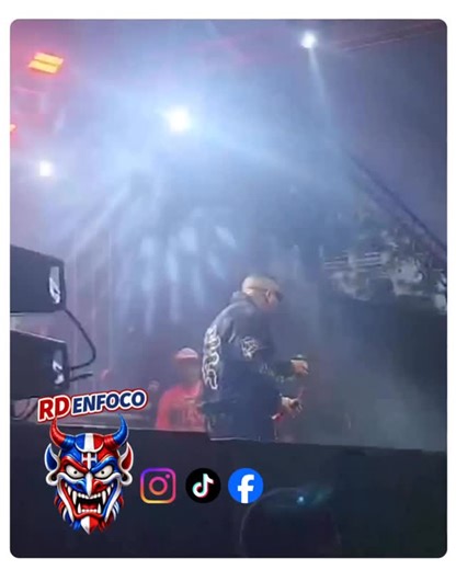 Fotos | Eventos | Conciertos on Instagram: "A nivel de bachata bajo @bulin47_oficial en la cueva de la cervecería 🔥🎶, dándole sabor al tercer domingo y encendiendo el ambiente como solo él sabe hacerlo. Entre luces, espuma y coro, la multitud coreaba cada tema mientras la cueva vibraba al ritmo del peje gordo. En La Vega el carnaval no solo se vive… se baila 💃🏽🕺🏽 y cuando suena bachata, el corazón late más fuerte. ¿Tú estabas ahí o te lo contaron? #carnavalvegano2026 #lavegaserespeta #Bach