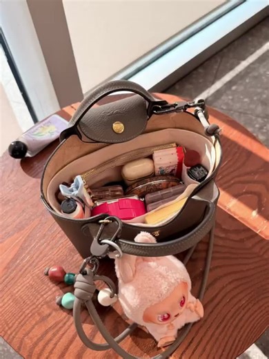 Versatilidad de Longchamp: Organiza tu bolso con estilo