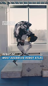 The Humanoid robot, Atlas, can sense obstacles and pick up materials of different sizes. | Interesting Engineering