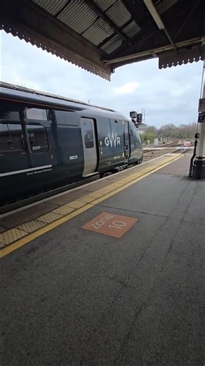 A GWR Class 802 (802104) departing Platform 3 at Exeter St Davids