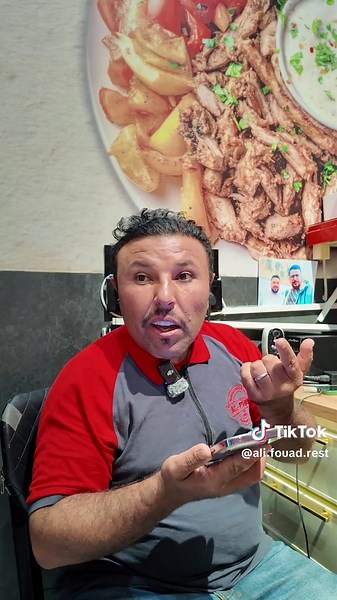 أبو ألخطاب يرد على اتصالات الزبائن في مطعم الفؤاد بالحويجة