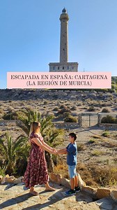 ⬇️Escapada en España! Hola Familia Viajera! Hoy os traemos una escapada en España perfecta para un fin de semana, en diferentes zonas de Cartagena, Región de Murcia. Primer día. 🔸Nos alojamos en Cabo de Palos,en la costa de Cartagena. 🔸Damos un breve paseo por Cabo de Palos, un pueblo de pescadores y con un precioso faro en la Región de Murcia. 🔸Comemos un delicioso caldero. 🔸Por la tarde vamos a divertirnos en uno de los laberintos vegetales más grandes de España y del Mundo en el Parque Te