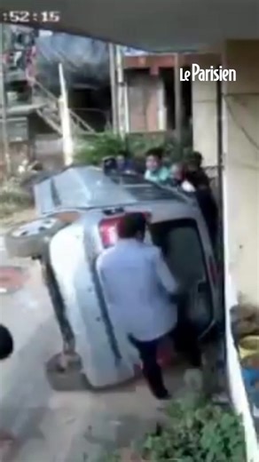 Un prêtre indien était au volant de sa voiture le 1er janvier, dans le sud-ouest du pays, lorsque son pneu a soudainement éclaté. Son véhicule s'est alors renversé et a heurté une maison sur le bas-côté. Seul le prêtre a été blessé dans le choc - celui-ci s'est dit sauvé « par la grâce de Dieu ». Des habitants des alentours l'ont aidé à remettre la voiture dans le bon sens et à en sortir en sécurité.