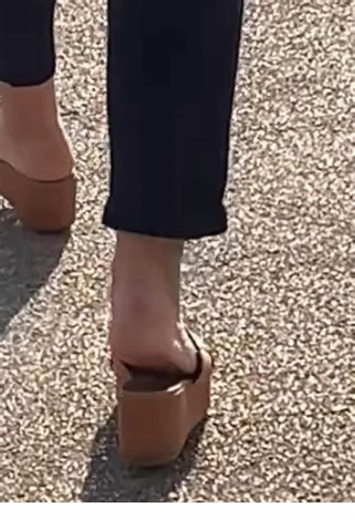 Cómo lucir con estilo usando mules y tacones