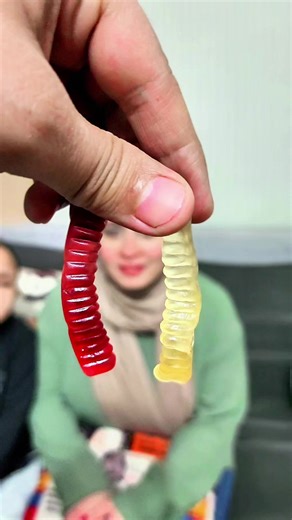 مغمضة عينيها وجربت الدودة! Blindfold Taste Test… Worm Candy Reaction Gone Viral 🍬🐛