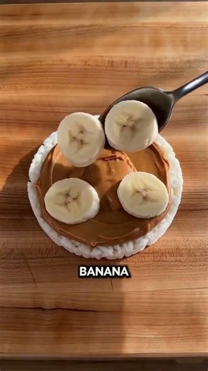 The Viral Peanut Butter Banana Rice Cakes! 🍌🥜 Easy Healthy Snack #Shorts