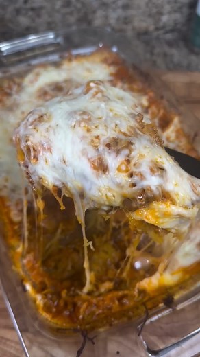 Keto Spaghetti Bake – A Deliciously Low-Carb Twist! 🍝✨ Enjoy this keto-friendly spaghetti bake that’s packed with flavor and perfectly cheesy! Great for satisfying your pasta cravings without the carbs! Ingredients: • 1 whole spaghetti squash • Olive oil (for drizzling) • Salt and pepper (to taste) • 1 lb ground beef • 1 diced white onion • 2 heaping tablespoons garlic (minced) • Salt, pepper, and Italian seasoning (to taste) • 1 jar vodka sauce • 1 bag mozzarella cheese (shredded) Instructions