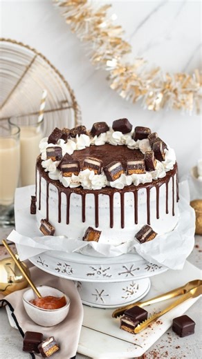 Jasmin | KüchenDeern | ✨ Weltbeste Dominostein Torte✨ Weihnachtlicher geht’s nicht: Lebkuchenteig, Aprikosengelee, Marzipan, Sahne und Schokolade. Wenn ihr... | Instagram
