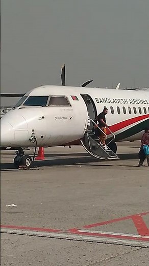 How do passengers get down the stairs of an airplane? #shortvideo #aviation