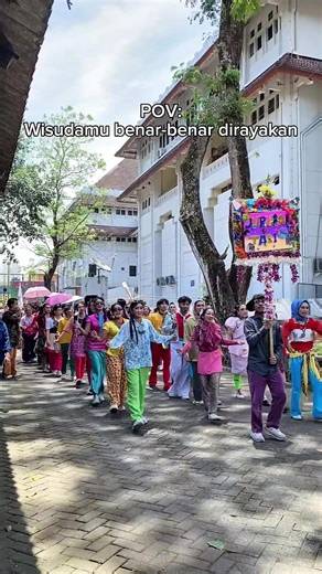 Selamat wisuda kakak-kakak isi yogyakarta 🥺🥳🫶 #isiyogyakarta #arakarakan #fyp #isiyk #sociartv @isiyogyakarta_official