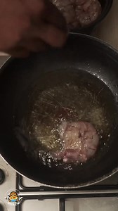 Gambas à l’ail 🇨🇲🇨🇲🇨🇲🔥🔥❤️❤️ Ingredients (pour 6 personnes) - 15 Gambas - 4 gousses d’ail - 1 piment doux ou piment en poudre - 1 bouquet de persil - 6 cuillères à soupe d’huile d’olive - Poivre blanc - Sel - Tomates - Oignons Préparation et cuisson (30min) Étape 1: Lavez et essuyez les crevettes. Faites chauffer 4 cuillères à soupe d'huile dans 1 grande poêle. Ajoutez les crevettes et faites les cuire 5 mn de chaque côté puis sortez les de la poêle. Étape 2: Passez l'ail au mixeur, le pe