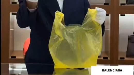 这玩意儿在巴黎世家卖1790美元你说西方人能不过上四休三的好日子吗？人家就是纯割韭菜，也照样有人舔