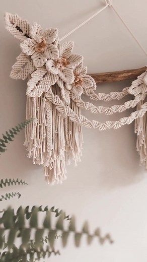 Ever since I learned to make macrame flowers, flower design decors and accessories have been one of my top favourites to make (as you've all probably already noticed 🙈😂).So for all my fellow floral macrame decor lovers - this XL macrame wall hanging decor is called