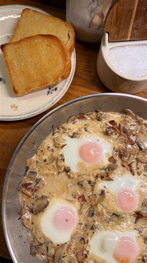 Гъбено рагу с яйца и бекон 🔥 Рецепта 7 от серията с бързи и лесни обяди и вечери 😉 Топло, уютно и изключително подходящо за студените зимни дни. Поднесете го с резен хубав хляб, върху канапе от ориз, „карфиолен ориз“ или картофено пюре и ще получите идеално вегетарианско ястие за обяд или вечеря. 120 г бекон, на кубчета 500 г гъби ½ глава бял лук или праз (опция) 200 мл пълномаслена сметана 100 мл вода или бульон 1 ч.л. горчица щипка индийско орехче прясна или сушена мащерка 4-5 яйца прясно см