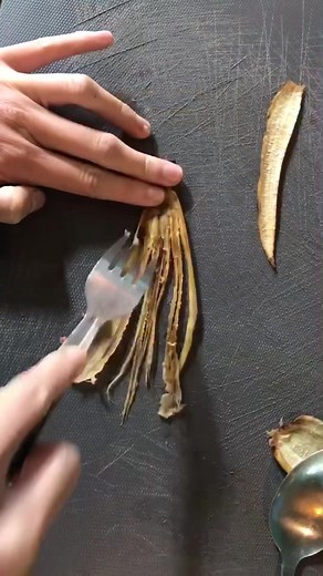 Banana peels pulled pork 🍌 #veganpulledpork #bananapeels #bananahacks #zerowaste #zerowastefood #compost #veganrecipe