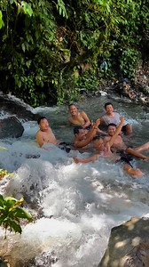6.6K views · 192 reactions | Aaj hum log ek khoobsurat waterfall pe nahane gaye. Thandi-thandi paani ki dhaar, har taraf hariyali, aur nature ki shanti ne mann ko bilkul taza kar diya. Humne milkar bahut masti ki — paani mein chhapaak, photos liye, aur zordaar hansi-mazaak bhi hua. Sab logon ne outing ka pura maza liya. Yeh din hamesha yaad rahega — ek dum fresh aur natural experience tha! #viralreels #NatureLovers #eveningvibes | Pema Kri | Facebook