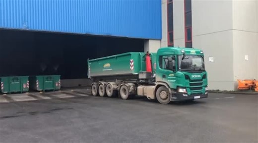 Wiese Fahrzeugbau on Instagram: "Auflieger Abrollkipper im Einsatz Rostasche-Entsorgung aus der MVA. 24/7!!! 🙏🏋️‍♀️💪#abrollkipper #hakenlift #fahrzeugbau #entsorgung"