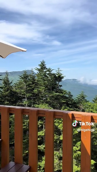 標高2,000mの景色。 雪と空だけの世界。 ここは 丸沼高原スキー場 展望デッキ。 目の前に広がるのは、 日光白根山の雄大な姿。 澄んだ空気の中で眺める景色は、 まさに絶景。 滑るだけじゃなく、 立ち止まって見たくなる場所。 群馬県 丸沼高原スキー場 展望デッキ。 ⸻ 名称 丸沼高原スキー場 展望デッキ 所在地 群馬県利根郡片品村東小川4658-58 標高 約2,000m（ロープウェイ山頂エリア） 見どころ 日光白根山を望む絶景パノラマ 冬は雪景色、夏は高原の景色が楽しめます アクセス 関越道 沼田ICから車で約50分 ロープウェイで山頂エリアへアクセス可能 #群馬 #ロープウェイ #展望台 #景色 #自然