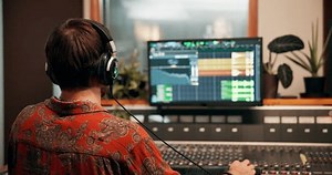 Computer Recording Studio Man Sound Board: стоковое видео (без лицензионных платежей), 3520744383 | Shutterstock