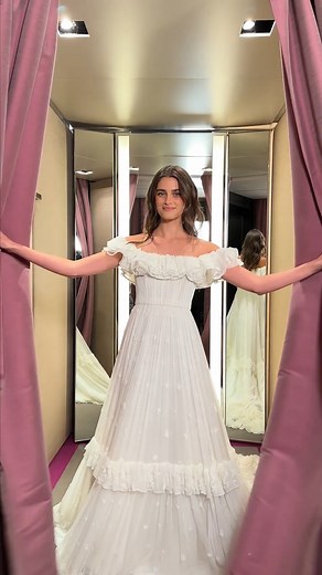 Vogue 獨家直擊超模 Taylor Hill 婚前試穿婚紗的幕後花絮！她捨棄了華麗婚紗，選擇了這件溫柔大器的「白色洋裝」... | VOGUE Taiwan